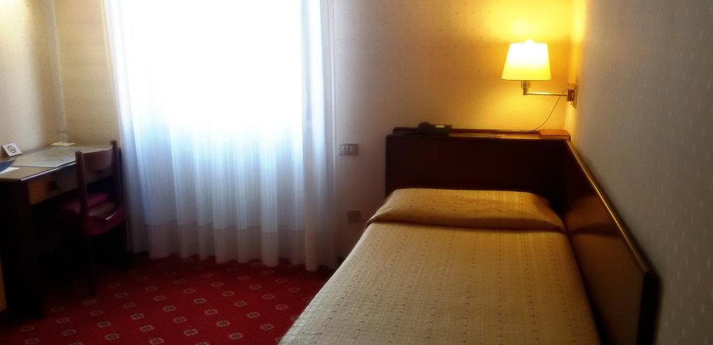 Hotel Quattro Strade Garbagnate Milanese Dış mekan fotoğraf