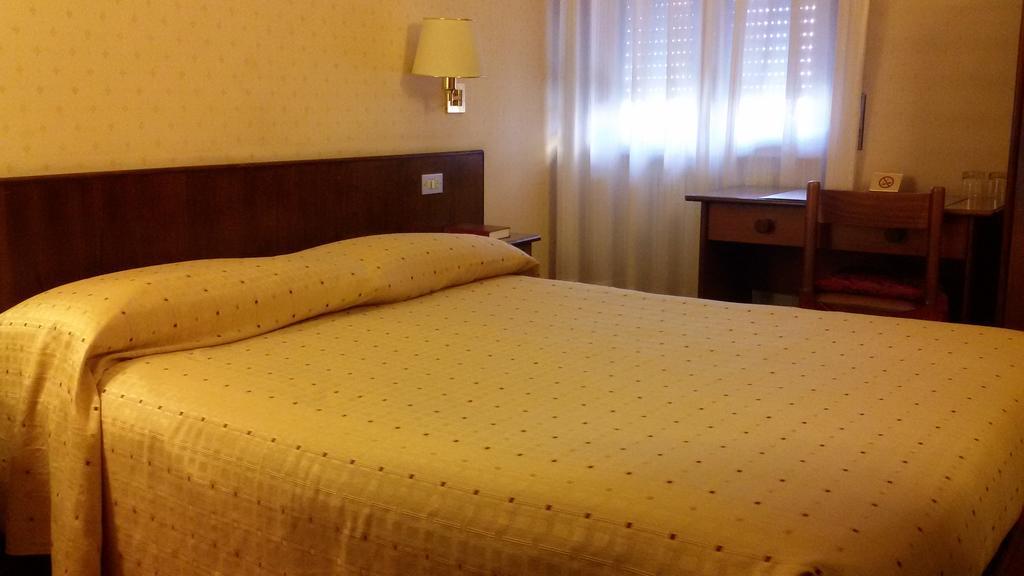 Hotel Quattro Strade Garbagnate Milanese Dış mekan fotoğraf