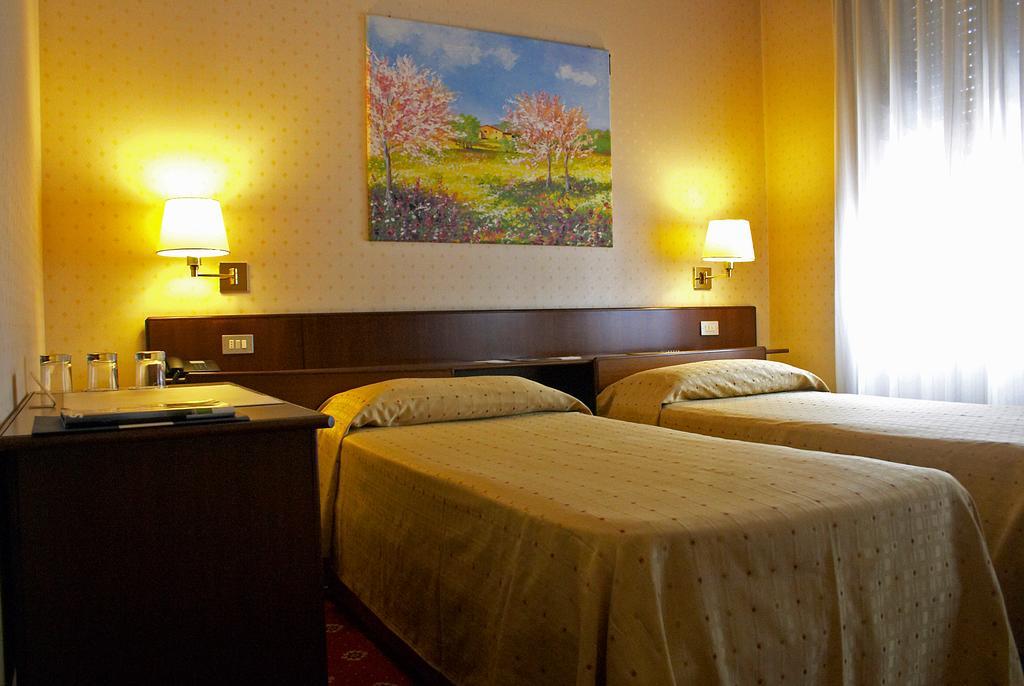 Hotel Quattro Strade Garbagnate Milanese Oda fotoğraf